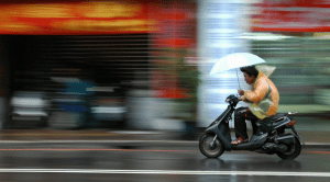 scooter sous la pluie