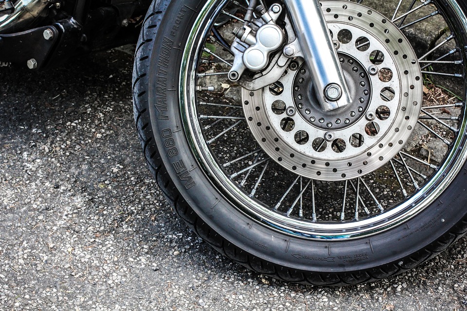 Maintenance moto de printemps : vérification des pneus