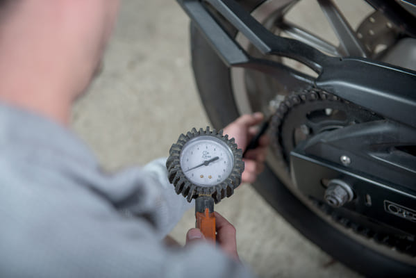 Comment faire sa pression pneu moto
