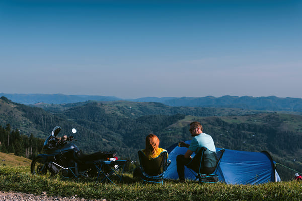 camping dans la nature en roadtrip moto