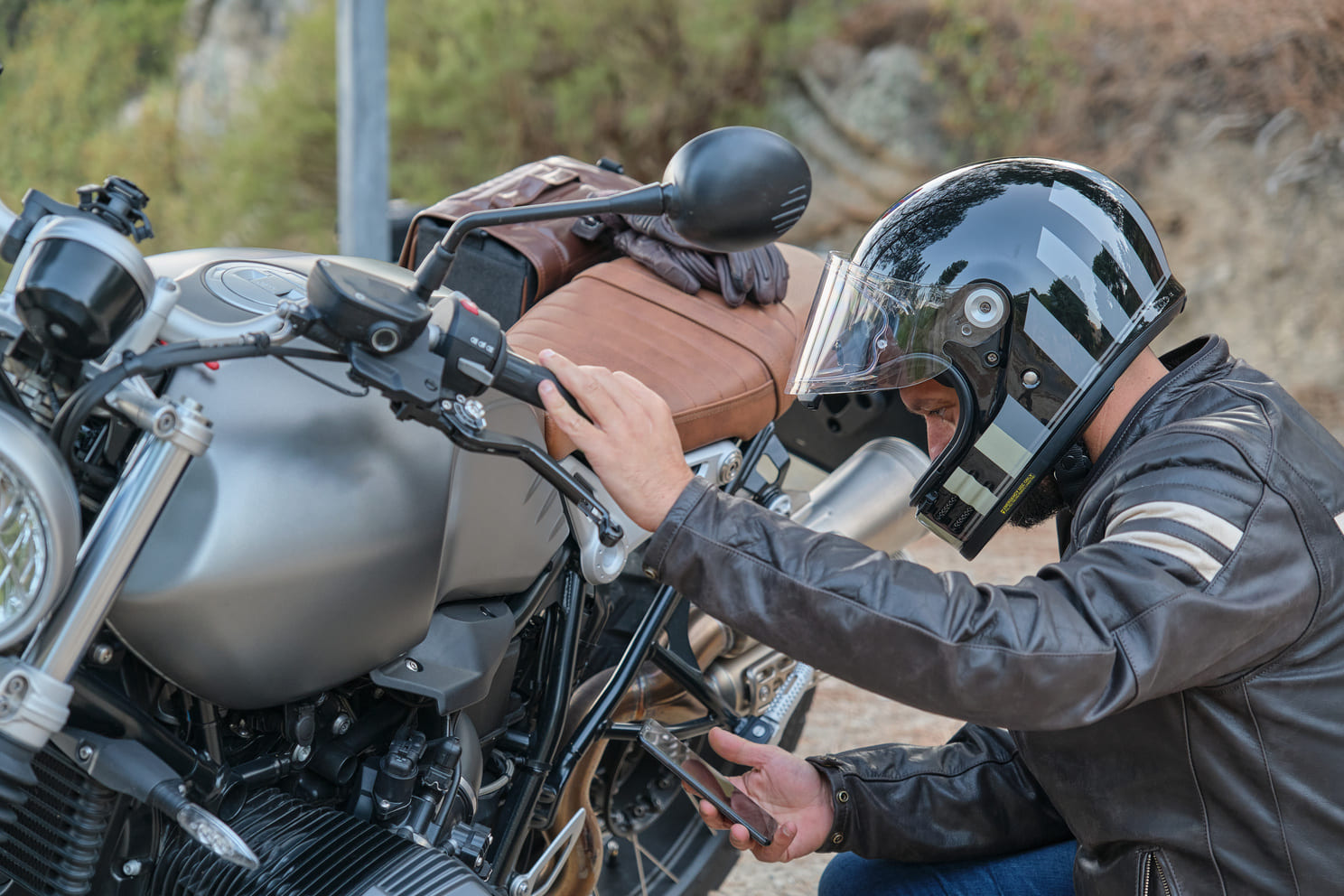 motard regardant sa moto